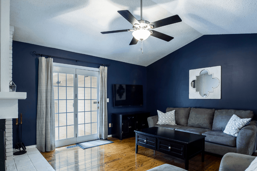 soggiorno con ventilatore a soffitto