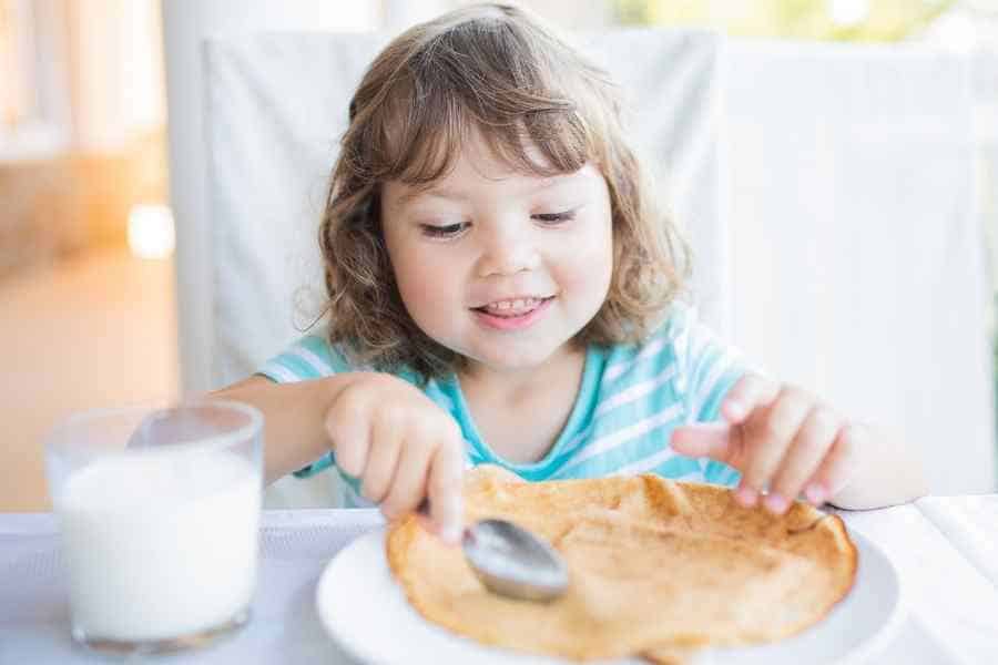 child eating a healthy breakfast