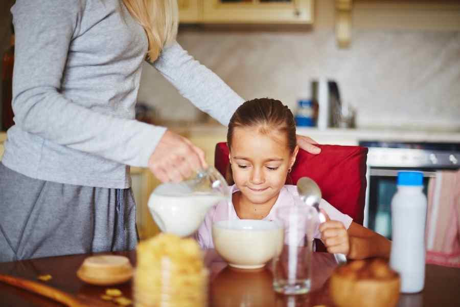 child eating breakfast